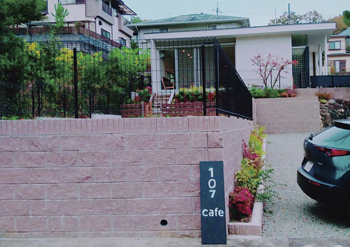 107cafe+dog